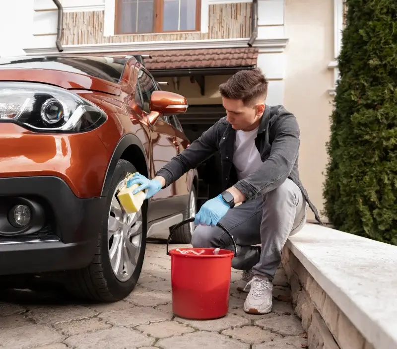 Lavage auto à domicile Noisy-le-Roi : professionnel intervenant sur un véhicule